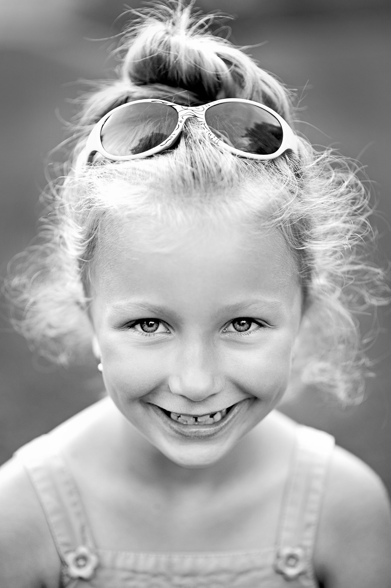 glad liten jente med briller på hodet