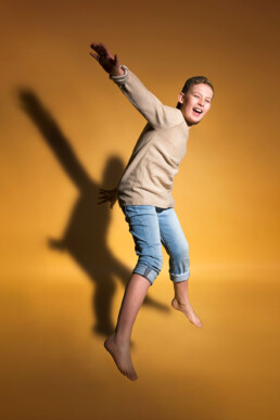 liten gutt hopper i luften for en fotosession