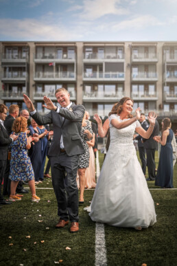 brudepar som danser på fotballstadion på bryllupsdagen