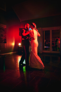 dansende brudepar opplyst av fargerike lys
