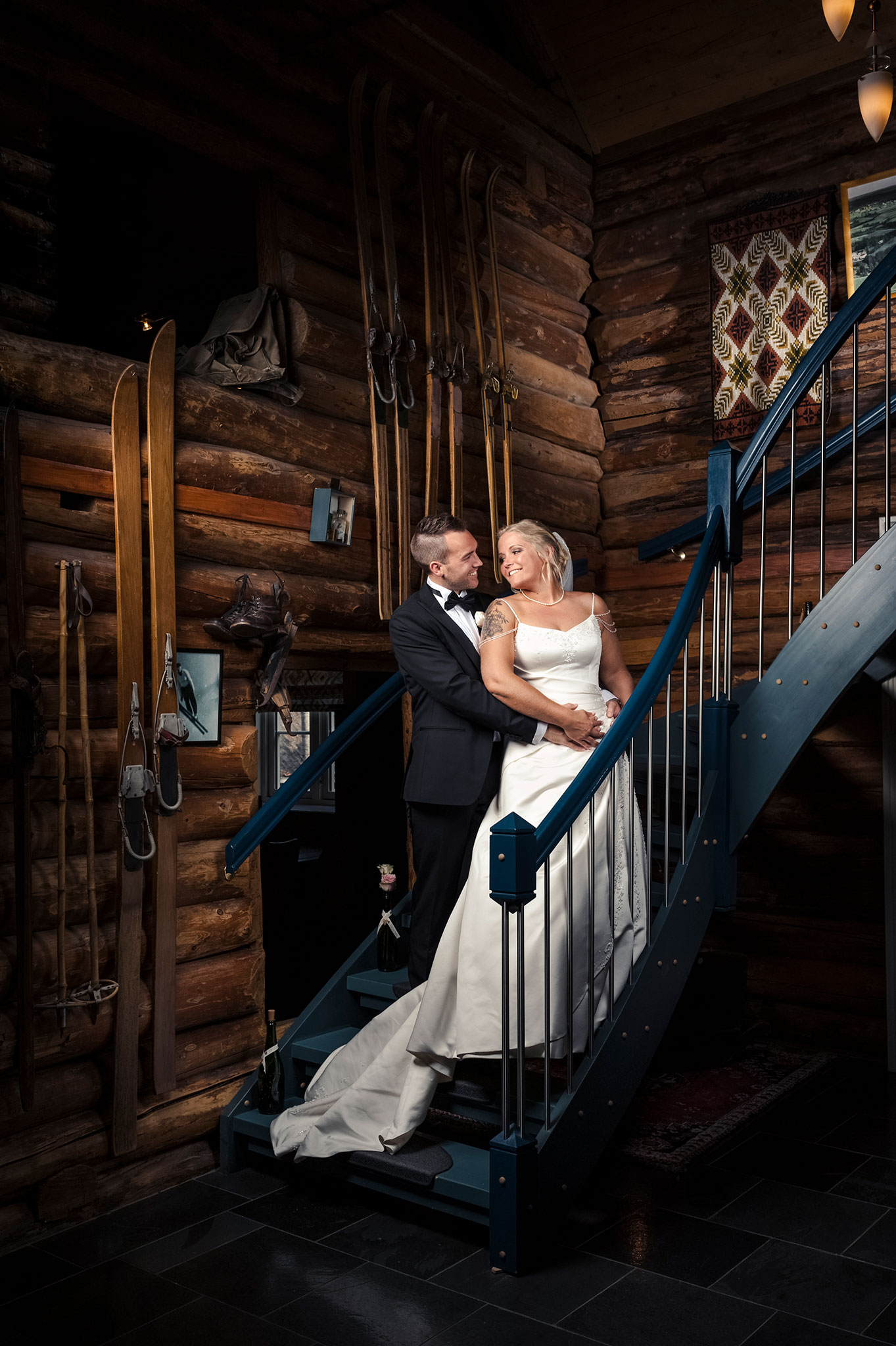 lykkelig brudepar står på trappene på bryllupsdagen