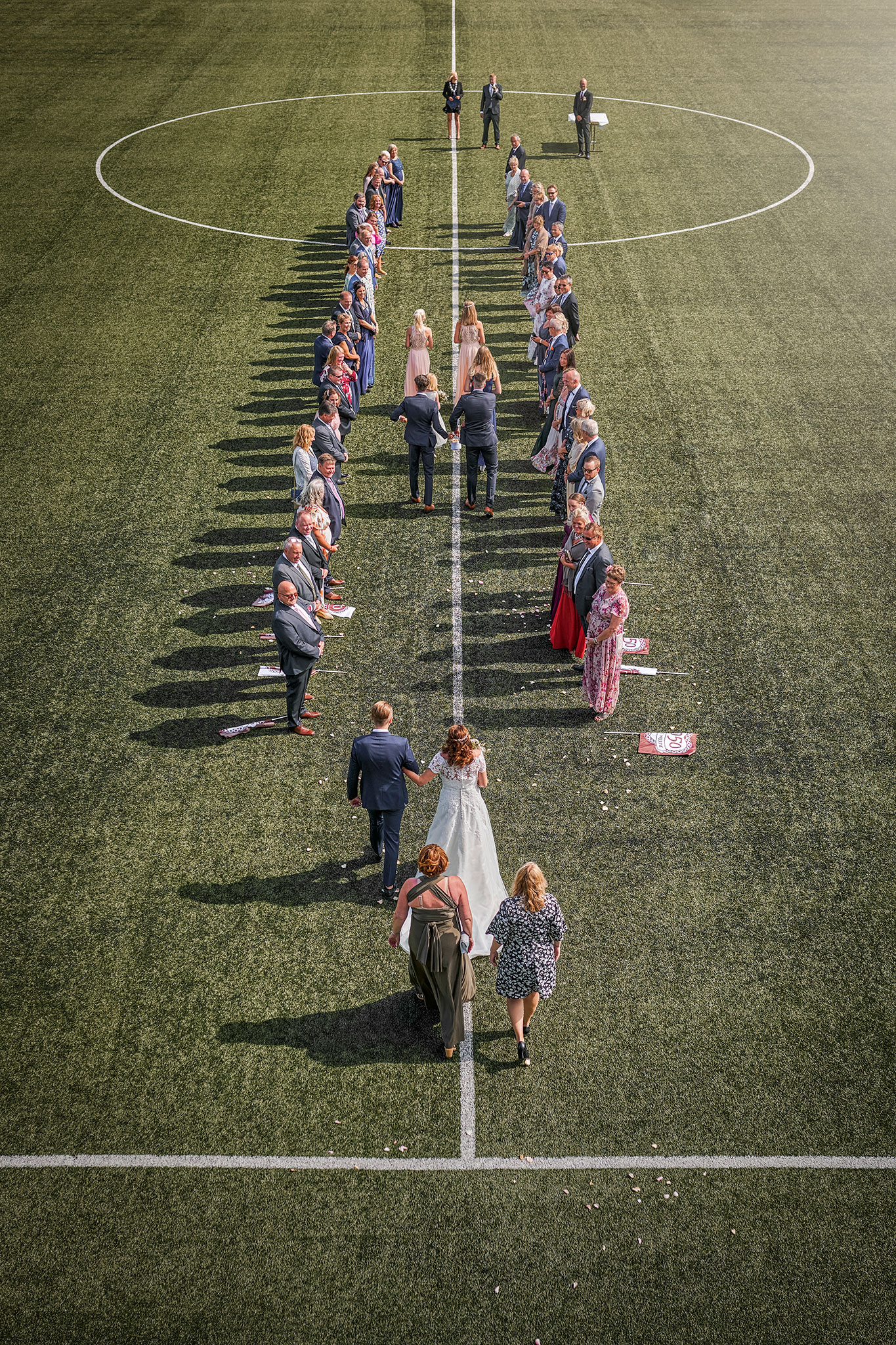 uvanlig bryllup som finner sted på en fotballbane