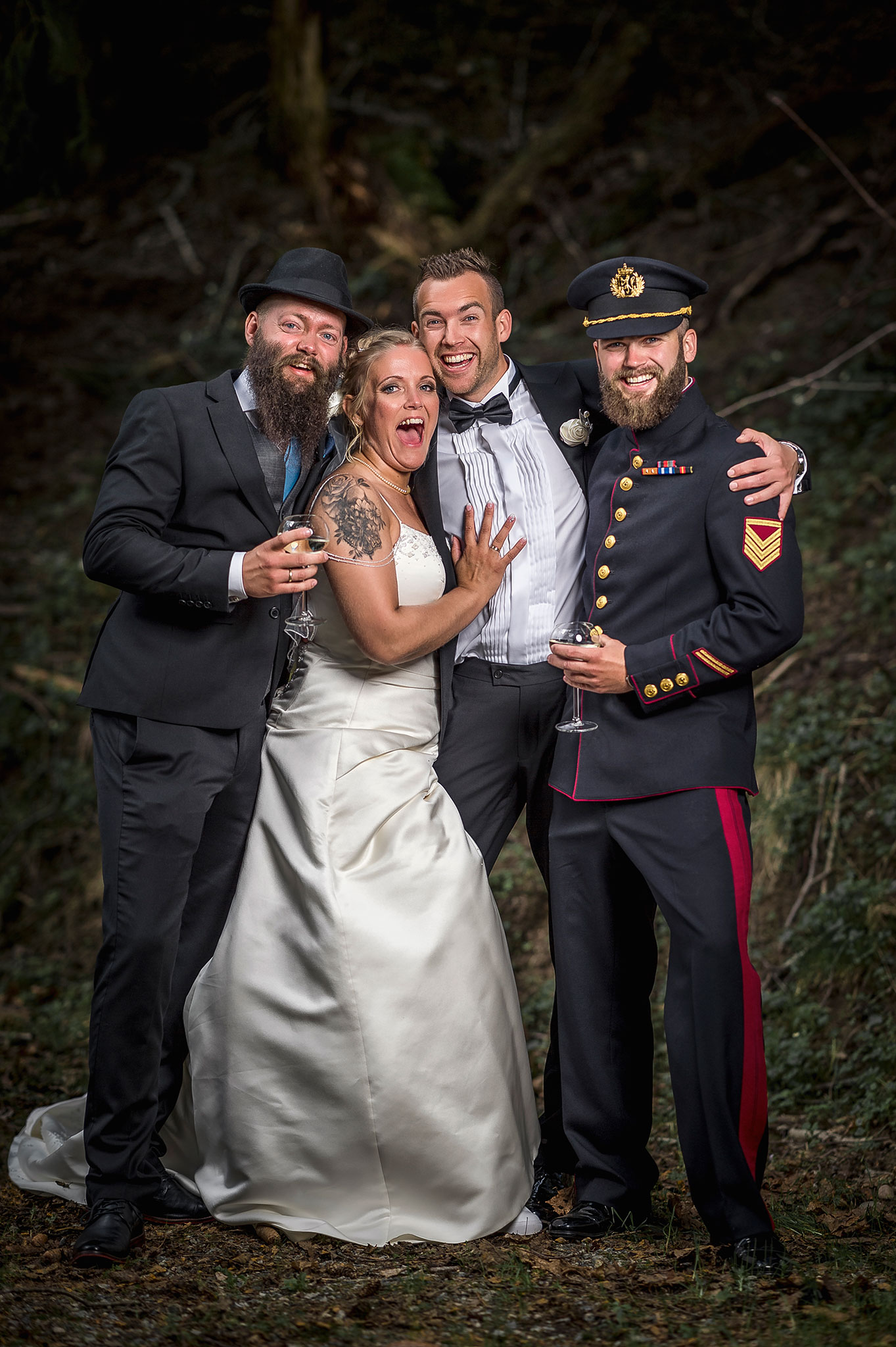 bryllupsbilde av brudepar med søsken som står og smiler