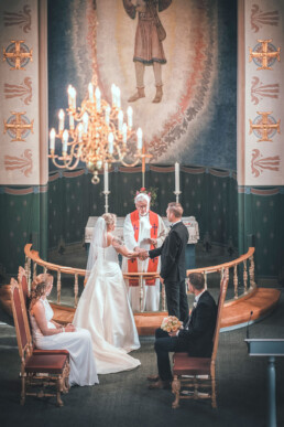 brudepar i kirken under vielsen