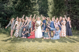 et gruppebilde av bruden med alle vennene hennes