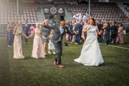 brudepar som danser på fotballstadion på bryllupsdagen