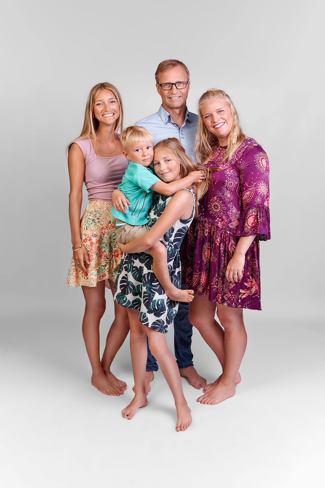 smilende familie på en familiefotografering i studio