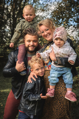 smilende familie i parken