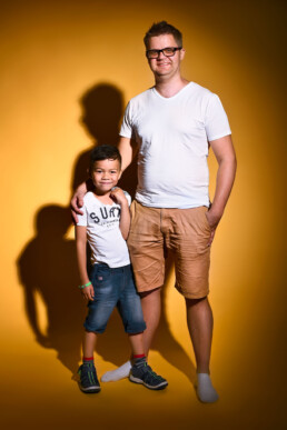 far med sønn poserer på en familiefotografering