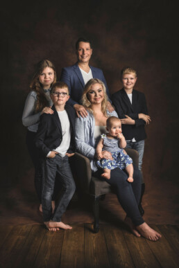 smart kledd familie poserer til familiefoto