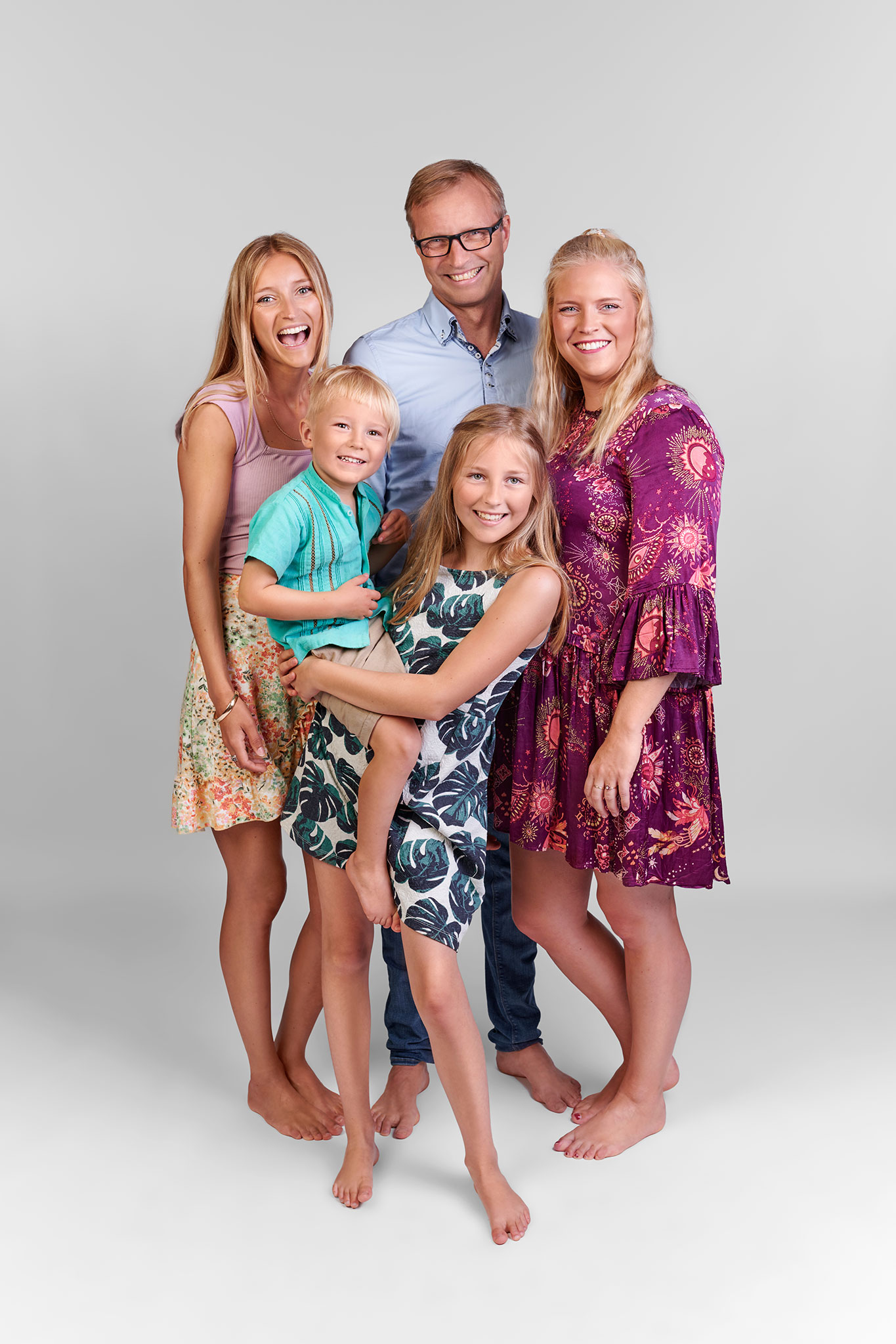 smilende familie på en familiefotografering i studio