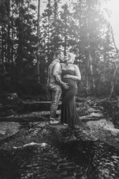 gravidfotograf-eidsvoll-14 3 et forelsket par danser i skogen og venter på babyen