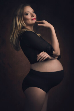 gravid kvinne poserer i studio for bilder