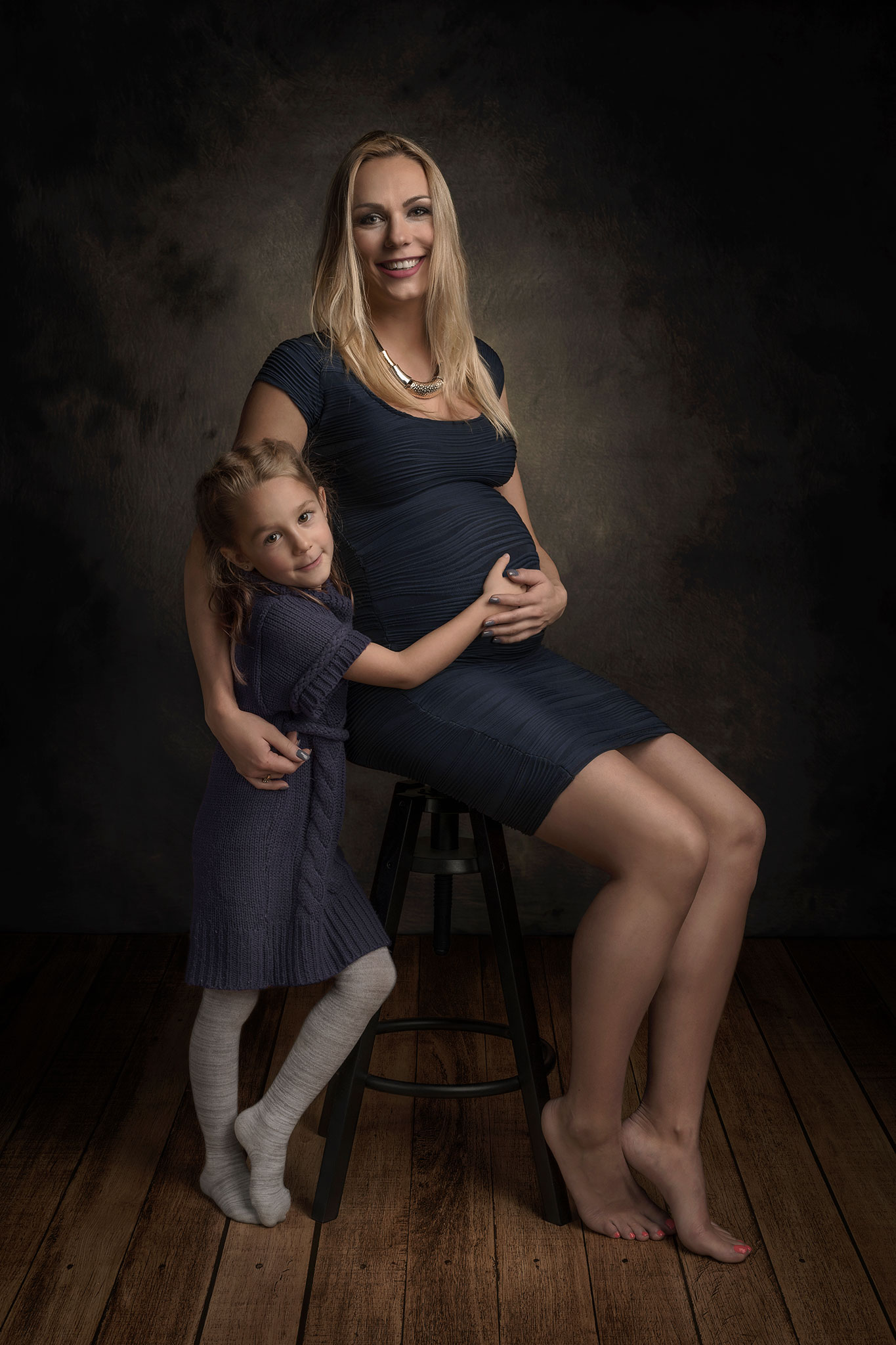 mor poserer til gravidfoto med datteren