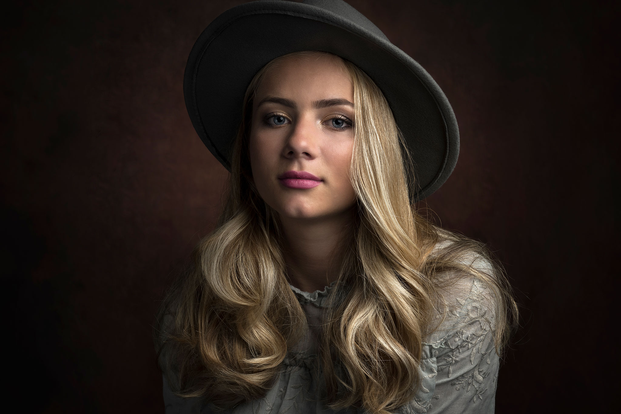 portrett av en blond jente med hatt